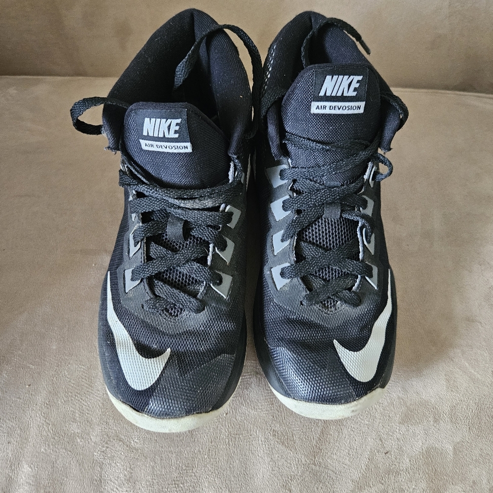 Nike Kids Size5 Boys Black Athletic Shoes